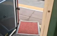 火车行驶中门没关渡板也没收？拍摄者称紧急找列车员关门，12306回应