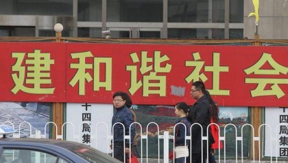 回顾高速工作人员拒收人民币司机讨说法遭怼，收费员：别找不自在