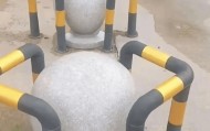 给校门口石墩装护栏被指“多此一举” 校方回应：为学生安全考虑