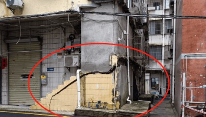突发！深圳一小区楼房墙体开裂、地基疑似出现下沉！居民正在撤出