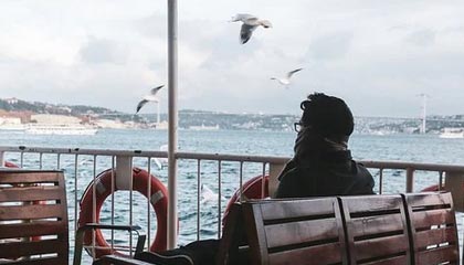 “高额佣金”诱惑下，她险去异地银行开了卡