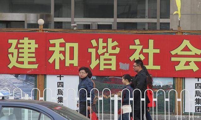回顾高速工作人员拒收人民币司机讨说法遭怼，收费员：别找不自在