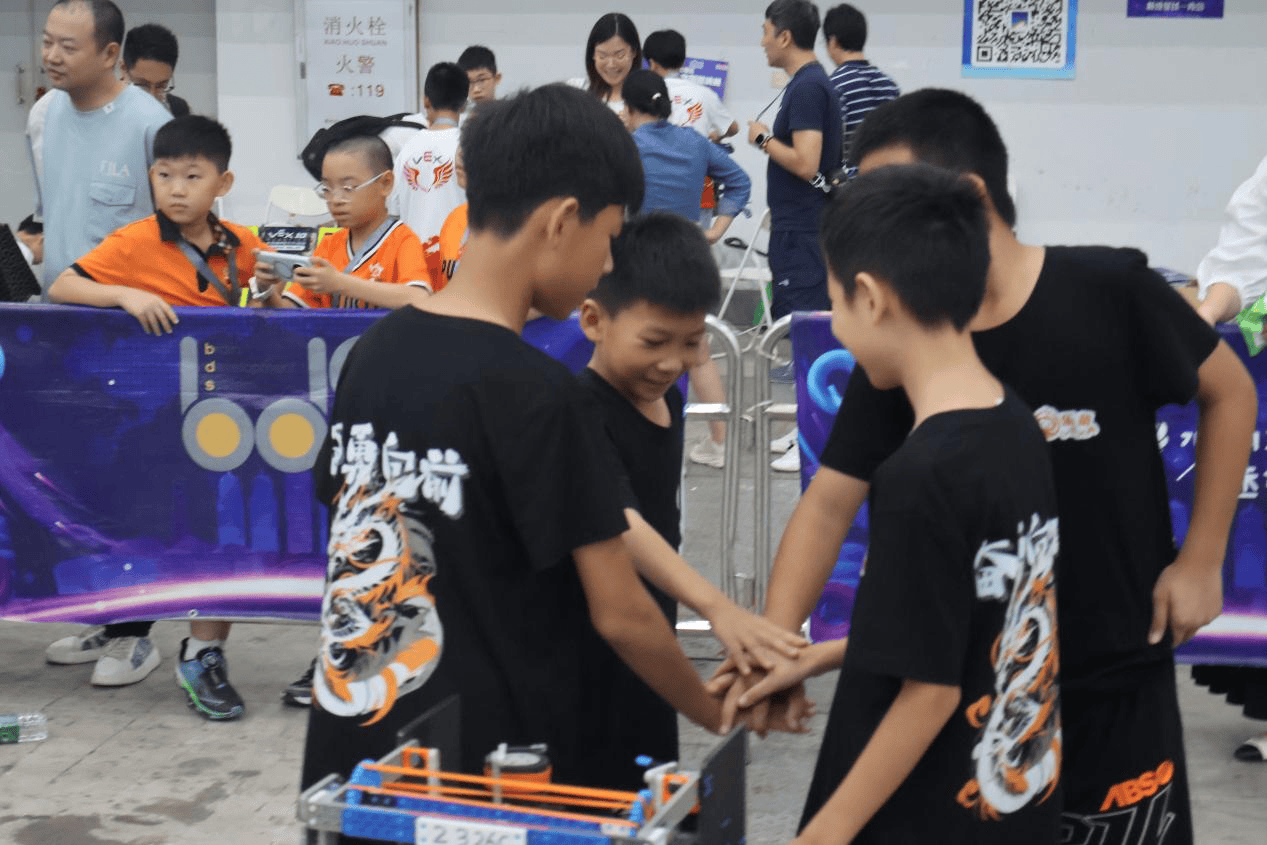 乐萌VEX战队首战大捷，勇夺冠军！