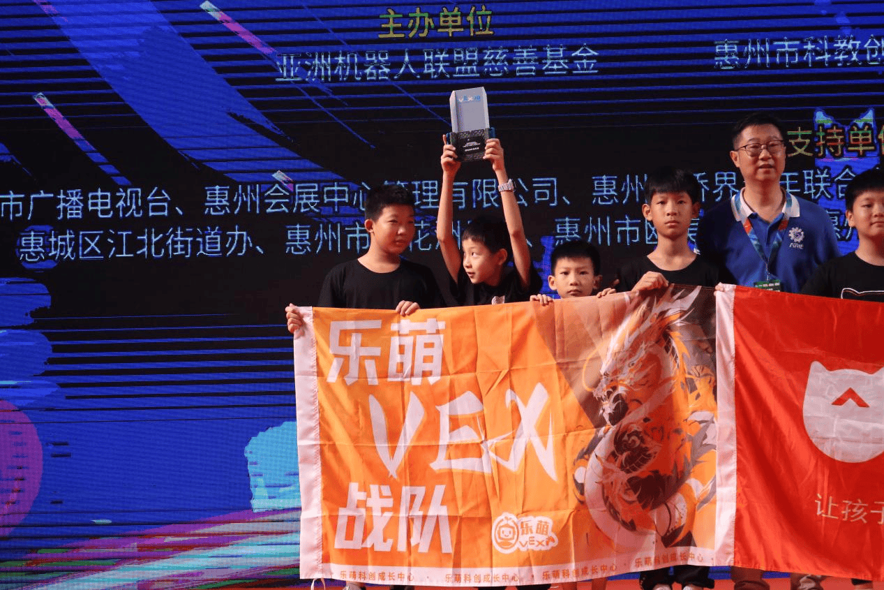 乐萌VEX战队首战大捷，勇夺冠军！