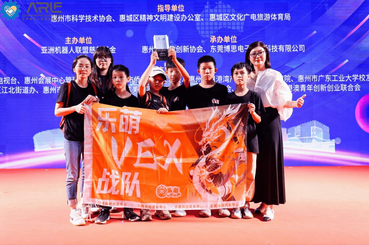 乐萌VEX战队首战大捷，勇夺冠军！