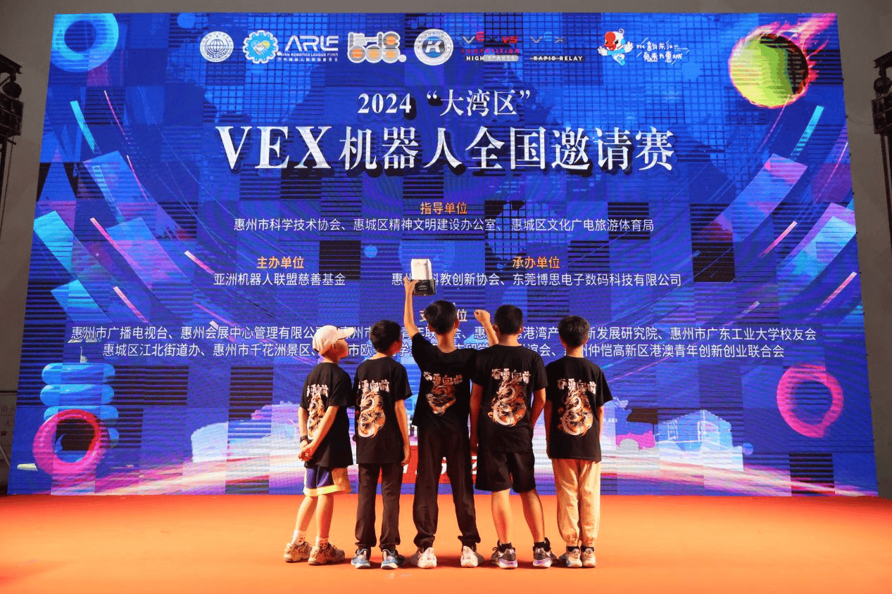 乐萌VEX战队首战大捷，勇夺冠军！