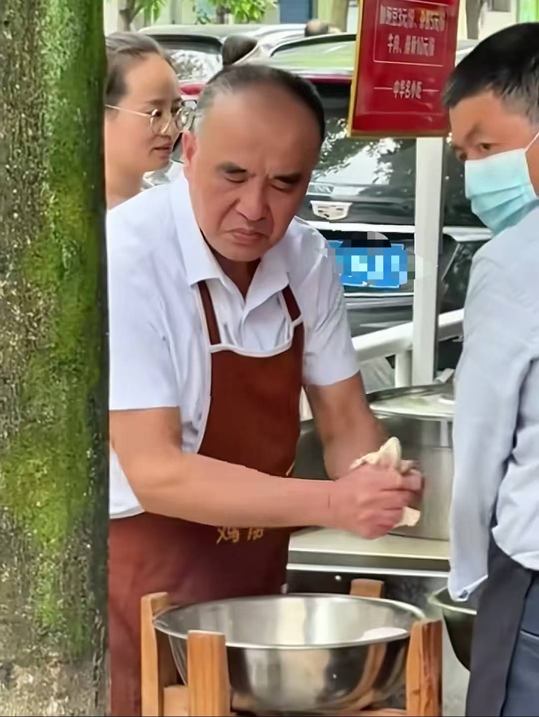 五一期间重庆扯面大爷因表情被关注，回应：现在手都是肿的