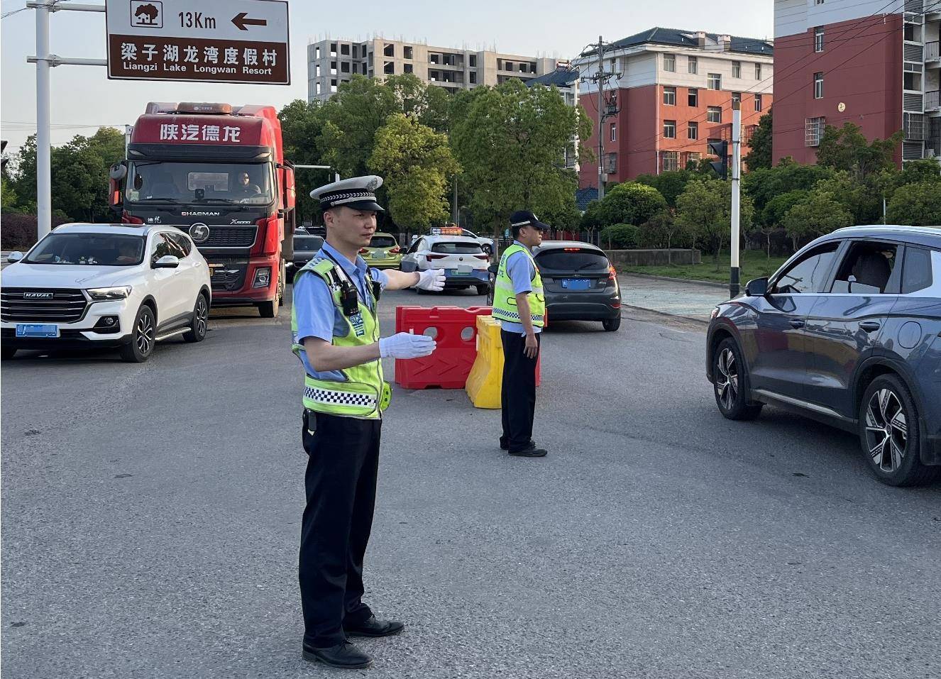 痛心！被醉驾车顶行600米的江夏交警蒋仲超，昏迷12天后牺牲