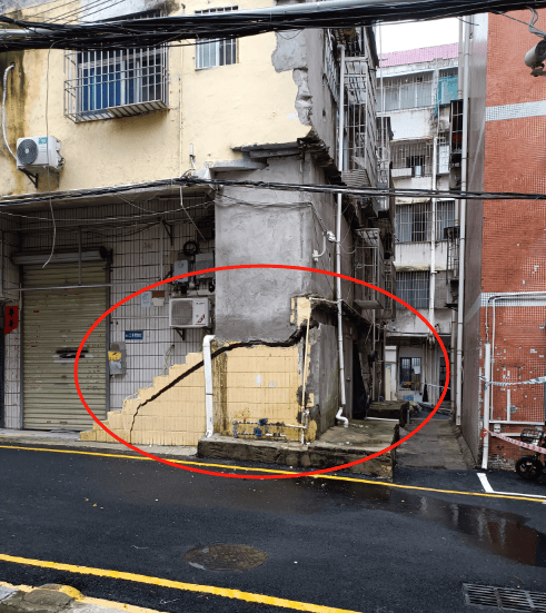 突发！深圳一小区楼房墙体开裂、地基疑似出现下沉！居民正在撤出