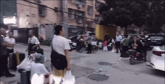 突发！深圳一小区楼房墙体开裂、地基疑似出现下沉！居民正在撤出
