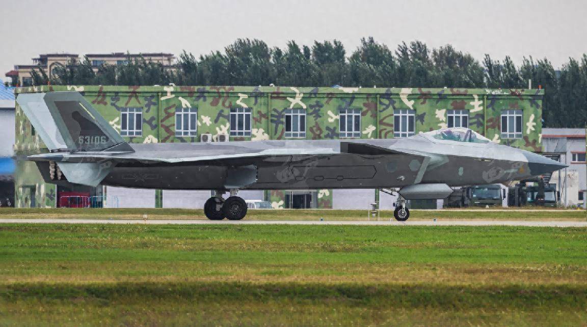 第300架歼-20震撼登场，数量超F-22两倍！网友表示：还远远不够！