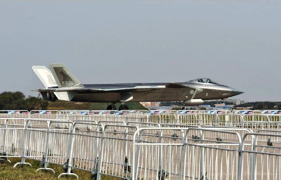 第300架歼-20震撼登场，数量超F-22两倍！网友表示：还远远不够！