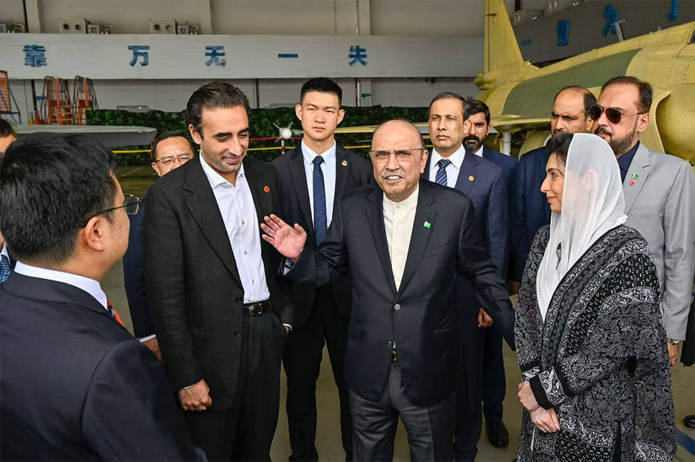 巴基斯坦总统访问成飞，登上歼-10竖起大拇指