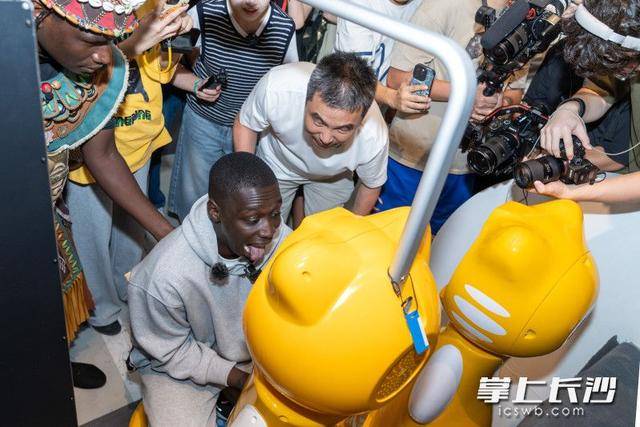 “无语哥”空降长沙:体验辣椒咖啡,惊叹AI中医 | 组图