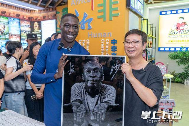 “无语哥”空降长沙:体验辣椒咖啡,惊叹AI中医 | 组图