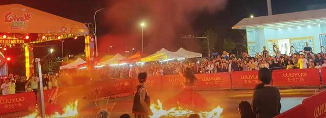 云南昆明商场表演“火裙舞”,一名女演员裙子引燃被烧伤