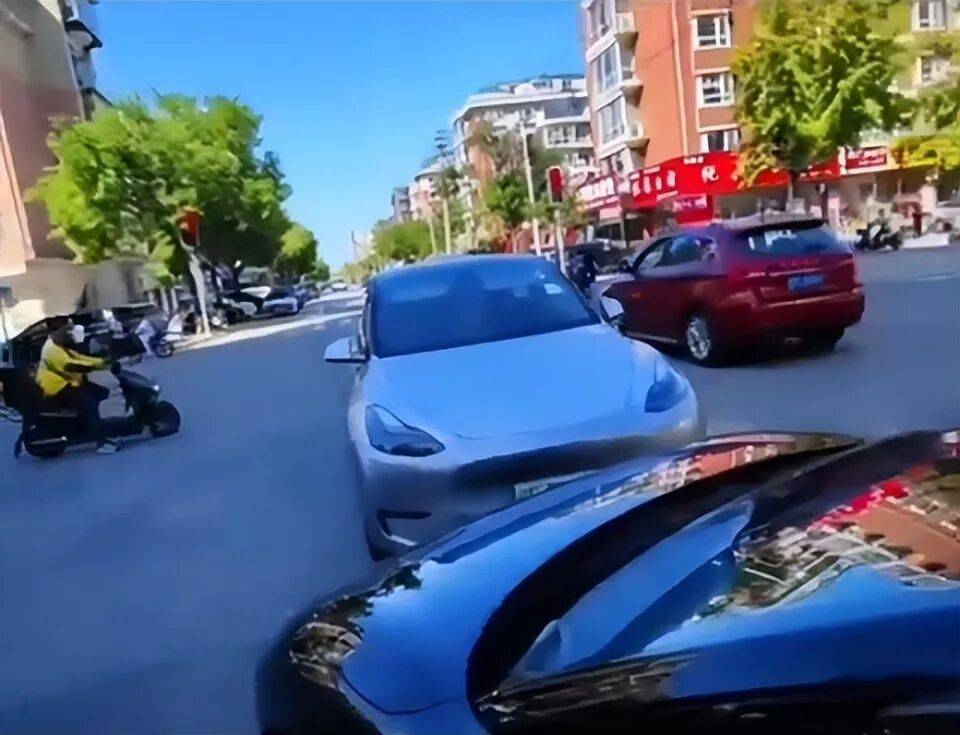 十字路口两车“顶牛”引发拥堵，其中一司机自称公安！丹东公安回应→