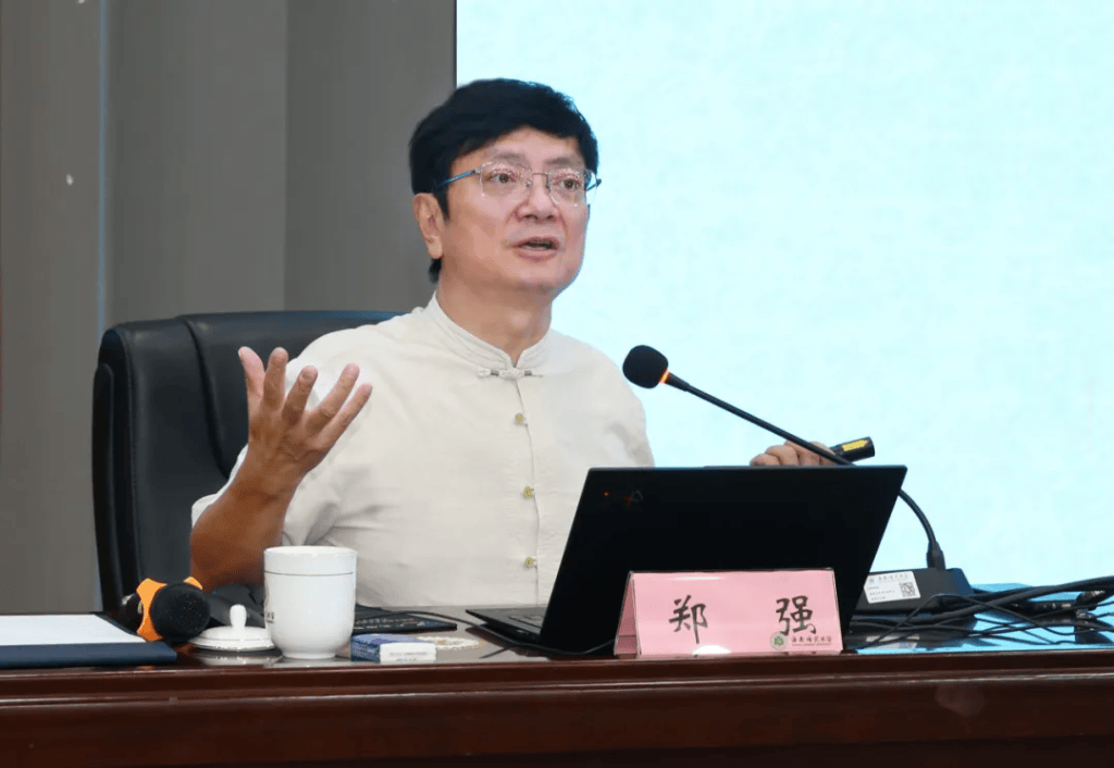 “网红教授”郑强在海南谈地方高校跨越式发展：结构重组与调整是首选路径
