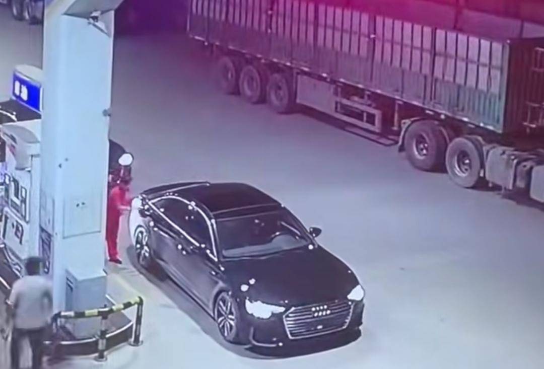 紫牛热点∣无牌车加油后未付款直接逃离！加油站工作人员：警方已介入调查