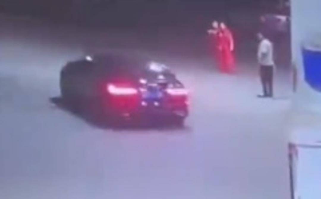 紫牛热点∣无牌车加油后未付款直接逃离！加油站工作人员：警方已介入调查